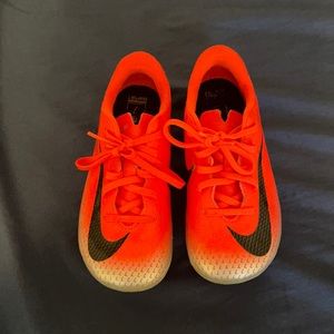 Soccer shoes